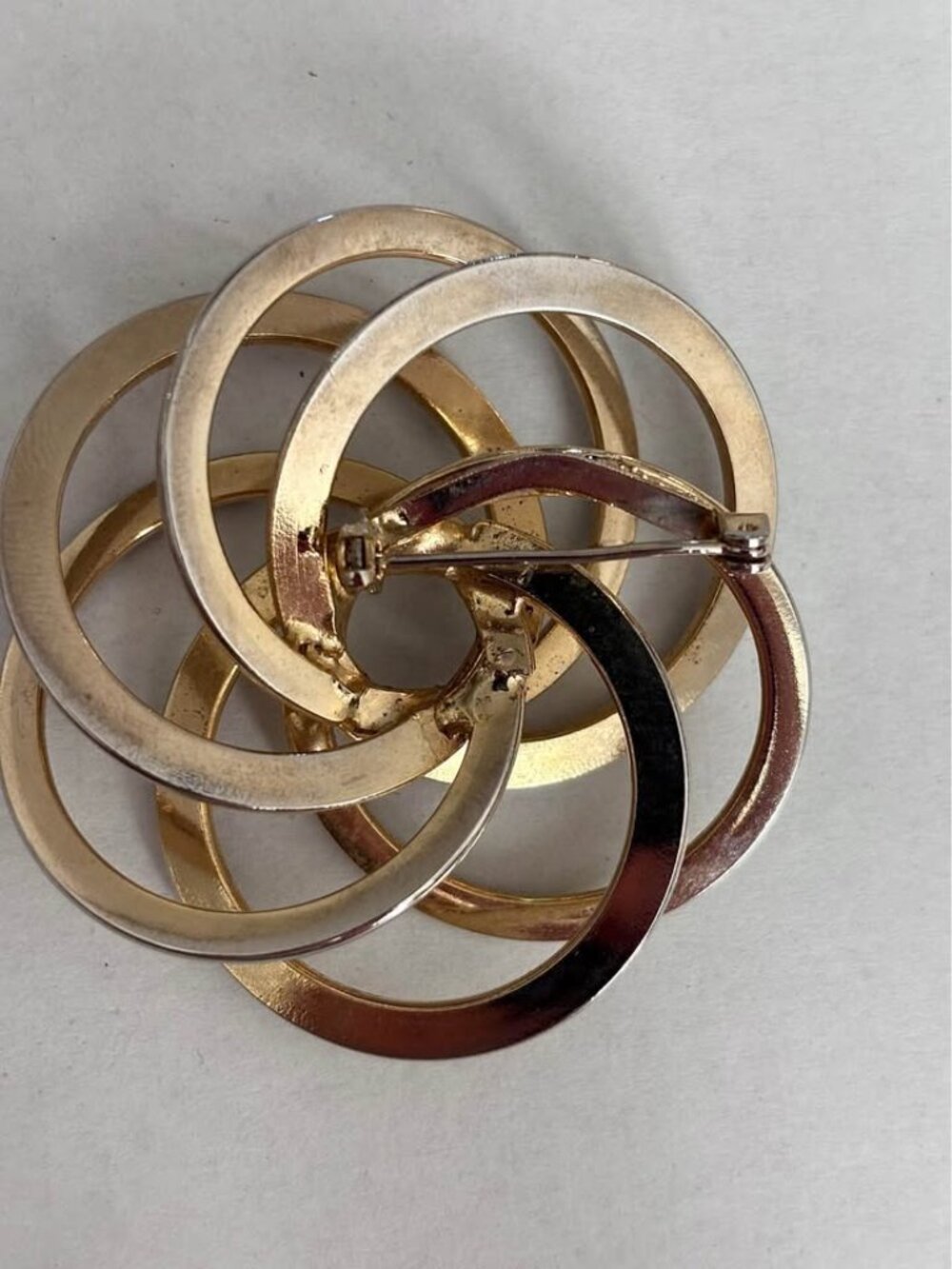 Vintage Gold Metal Interlocking Circle Brooch - Picture 7 of 7